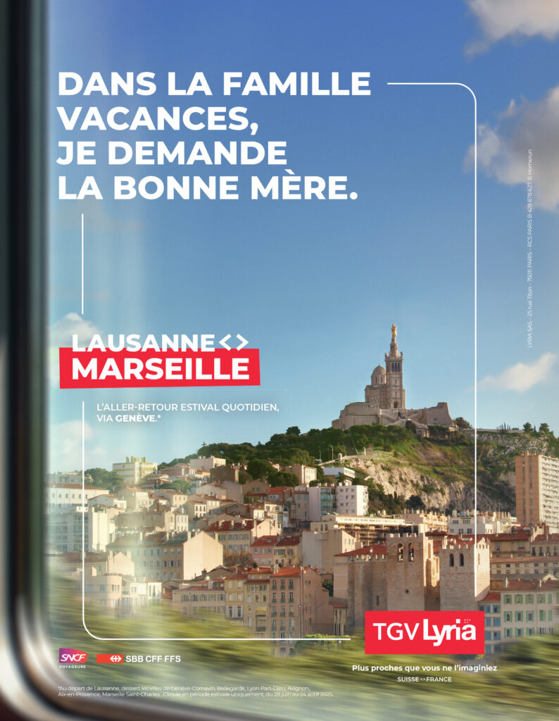 Vue sur le vieux port de Marseille et la basilique Notre-Dame de la Garde, avec reflet de fenêtre de train au premier plan