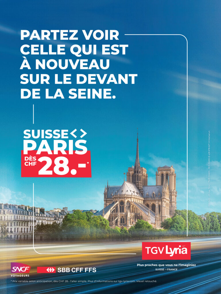 Cathédrale Notre-Dame de Paris vue depuis une fenêtre de train en mouvement, ciel bleu et filés de vitesse au sol