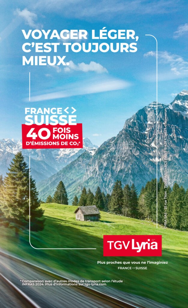 Paysage de montagnes enneigées et chalet en bois dans une prairie verte, vu depuis une fenêtre de train